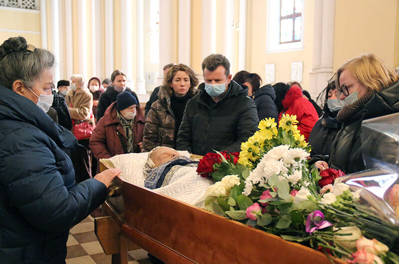 «Нет ничего важнее, чем жить в дружбе с Богом». В Москве простились с Ядвигой Немонякиной