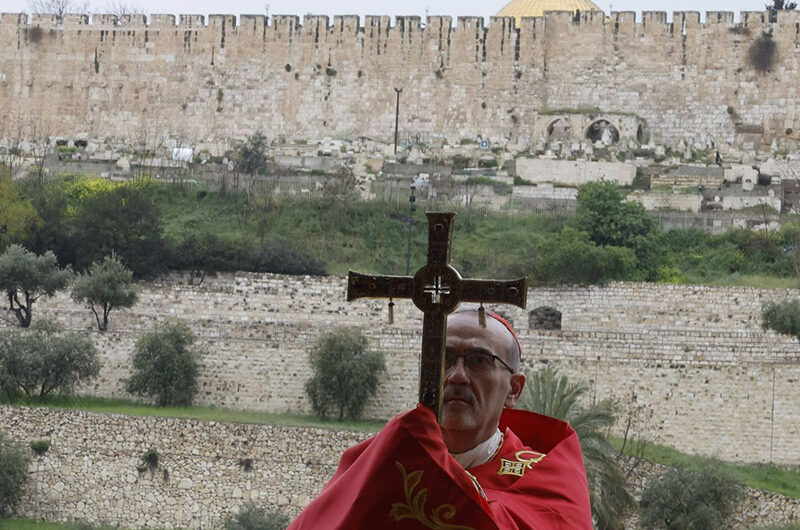 Латинского Патриарха и Кустода Святой Земли не пустили в Храм Гроба Господня в Вербное воскресенье